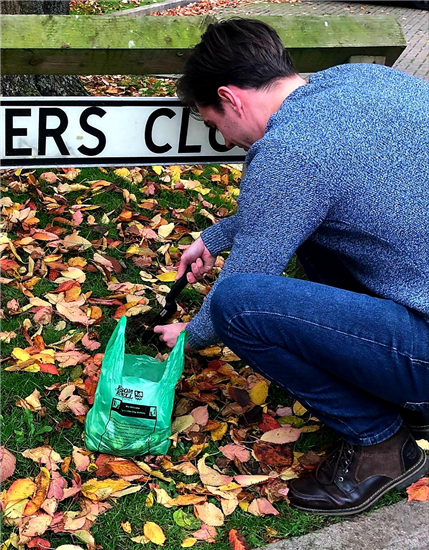 Image: residents planting bulbs #1